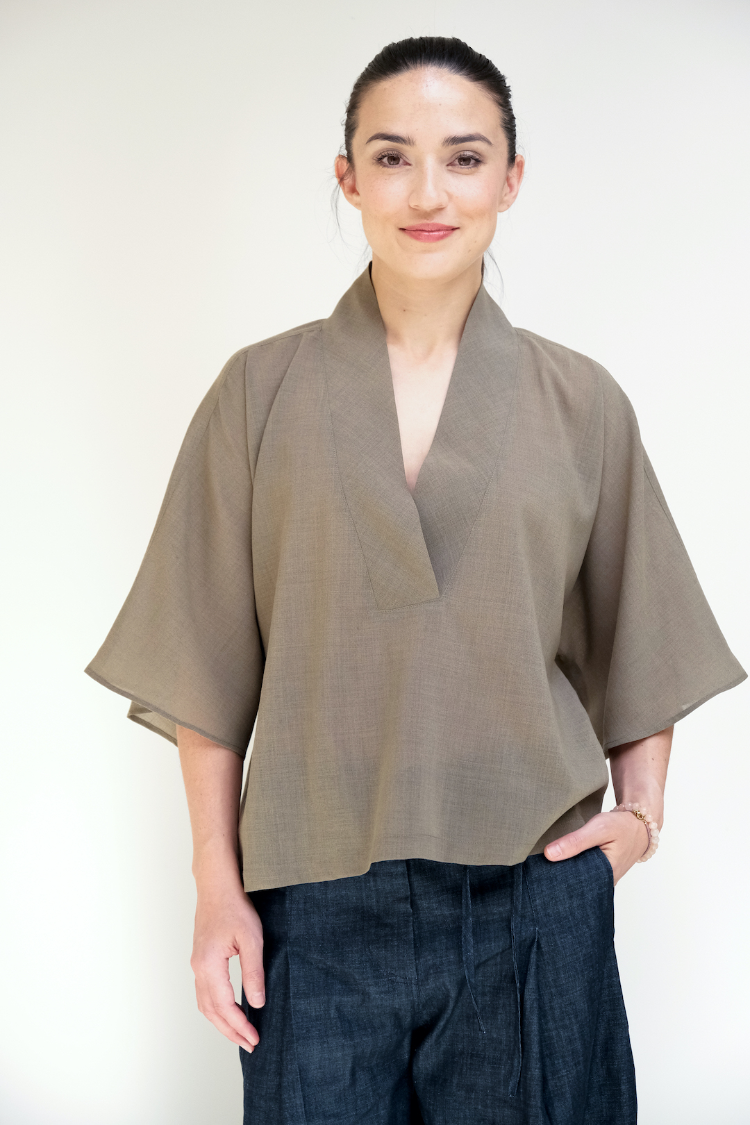 FW26-oosterse-top-wol-groen-beige