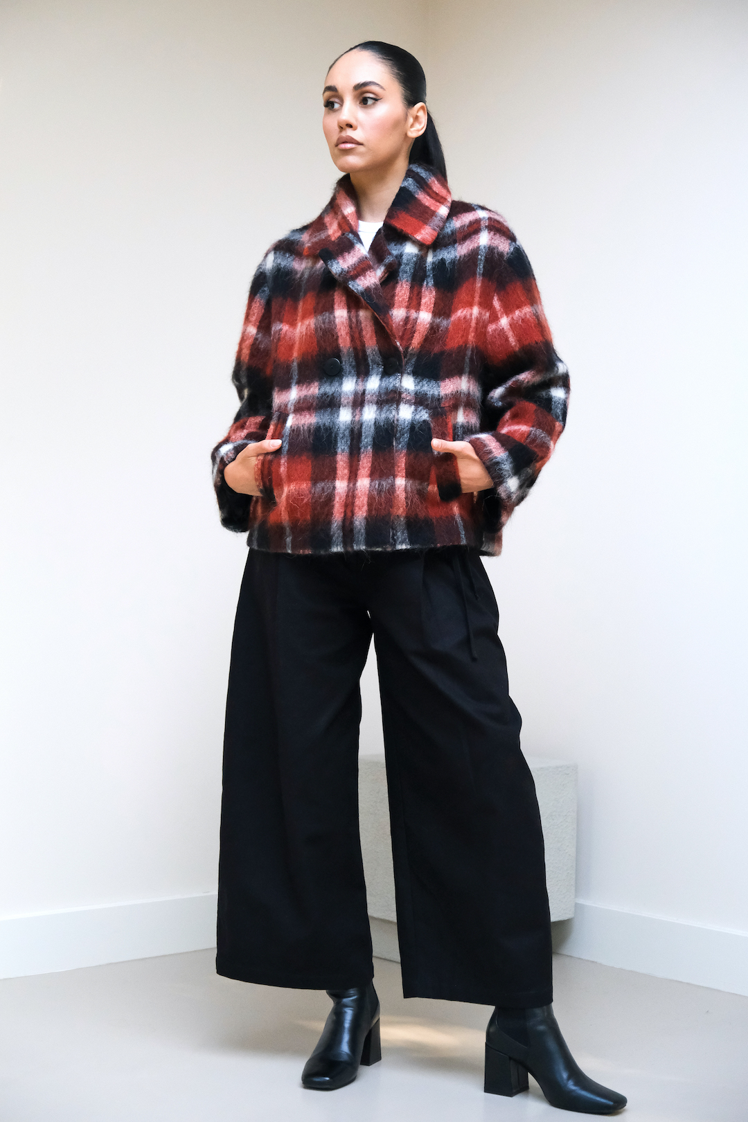 FW26-kortejas-ruit-zwartrood