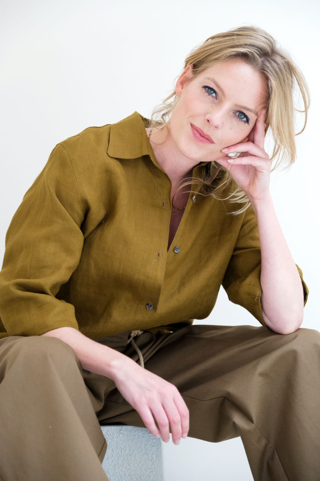 FW26-linnen-blouse-olijfgroe