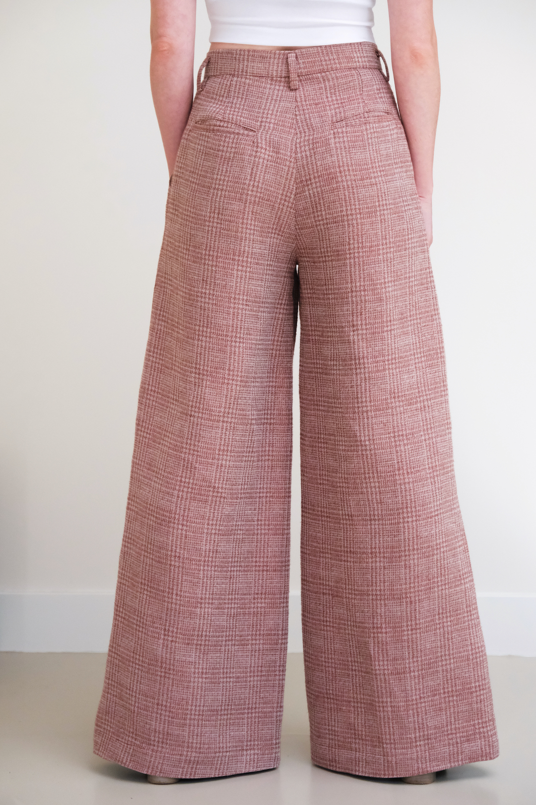 FW26-wideleg-ruit-roze