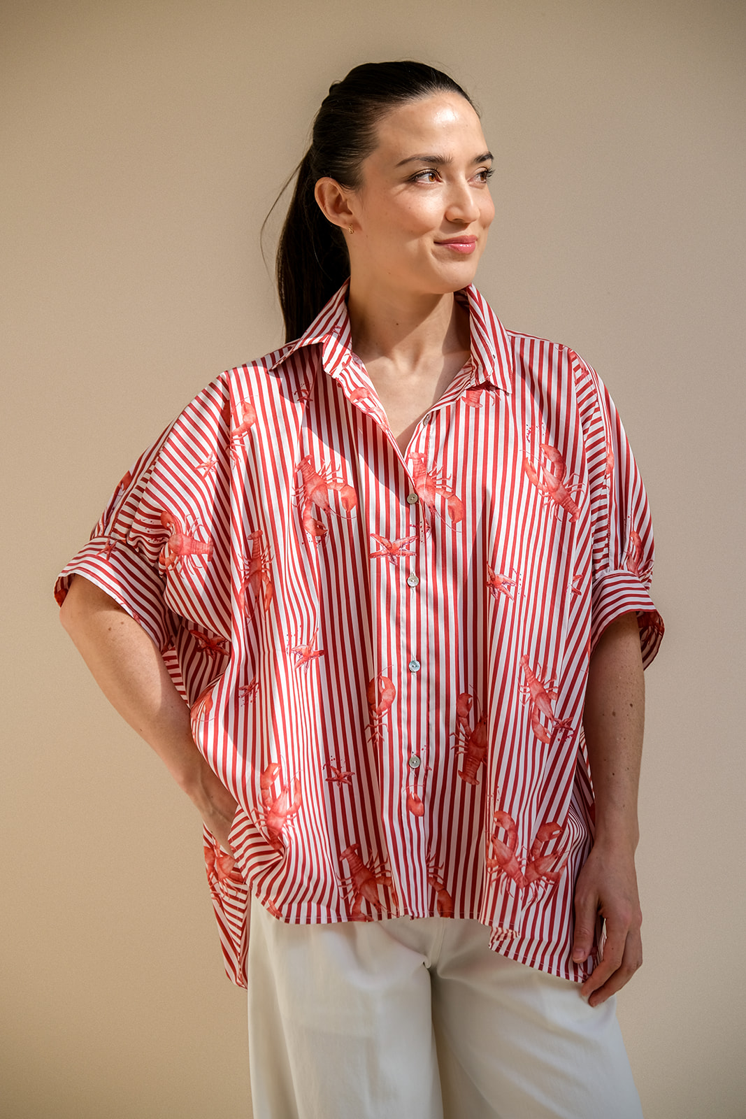 Duurzame Rode katoenen blouse Sud met kreeftprint en vleermuismouw