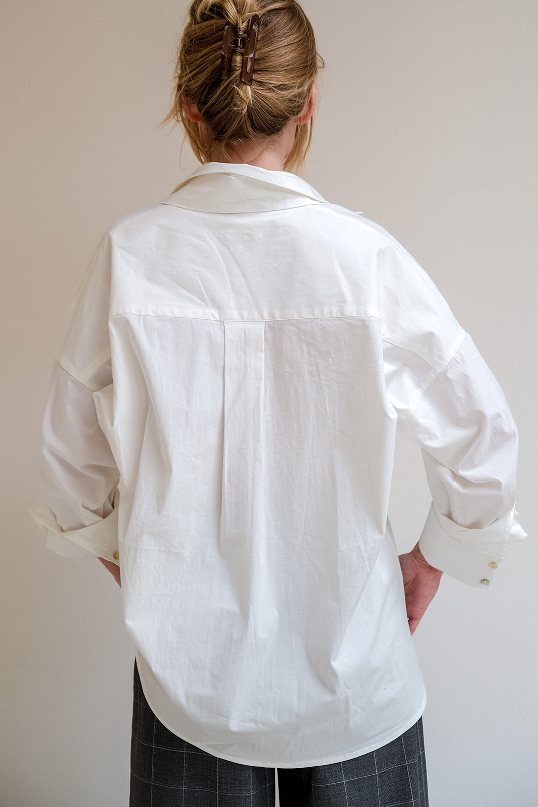 Duurzame witte poplin blouse oversized STIEN met stropdas
