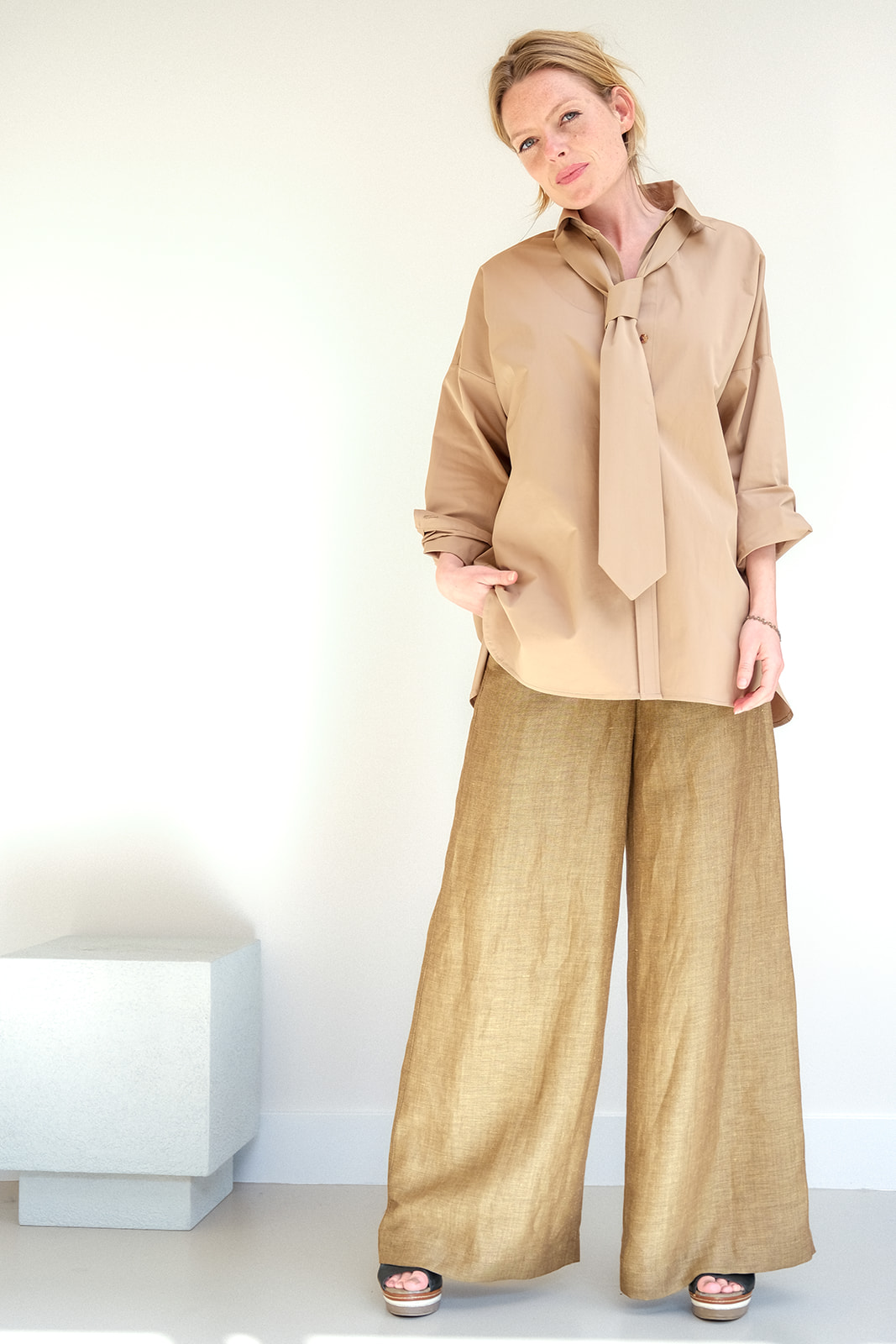 Duurzame beige poplin blouse oversized STIEN met stropdas.