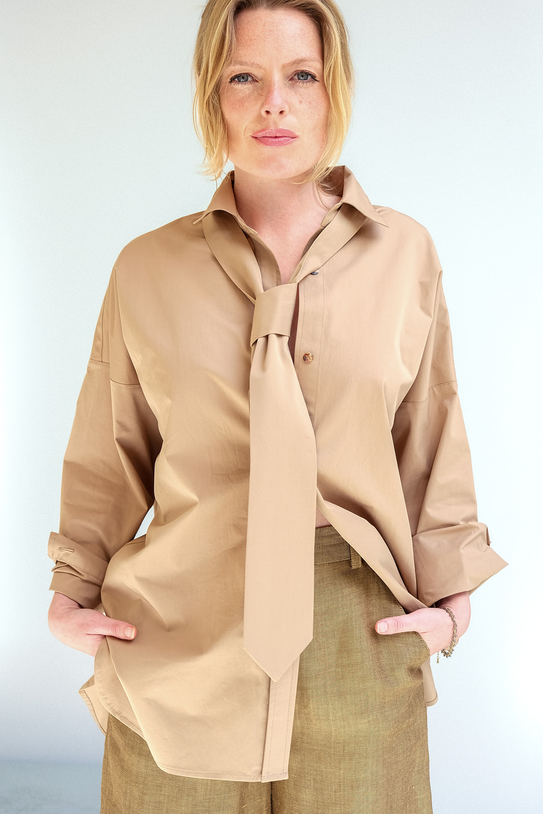 Duurzame beige poplin blouse oversized GREEN met stropdas.