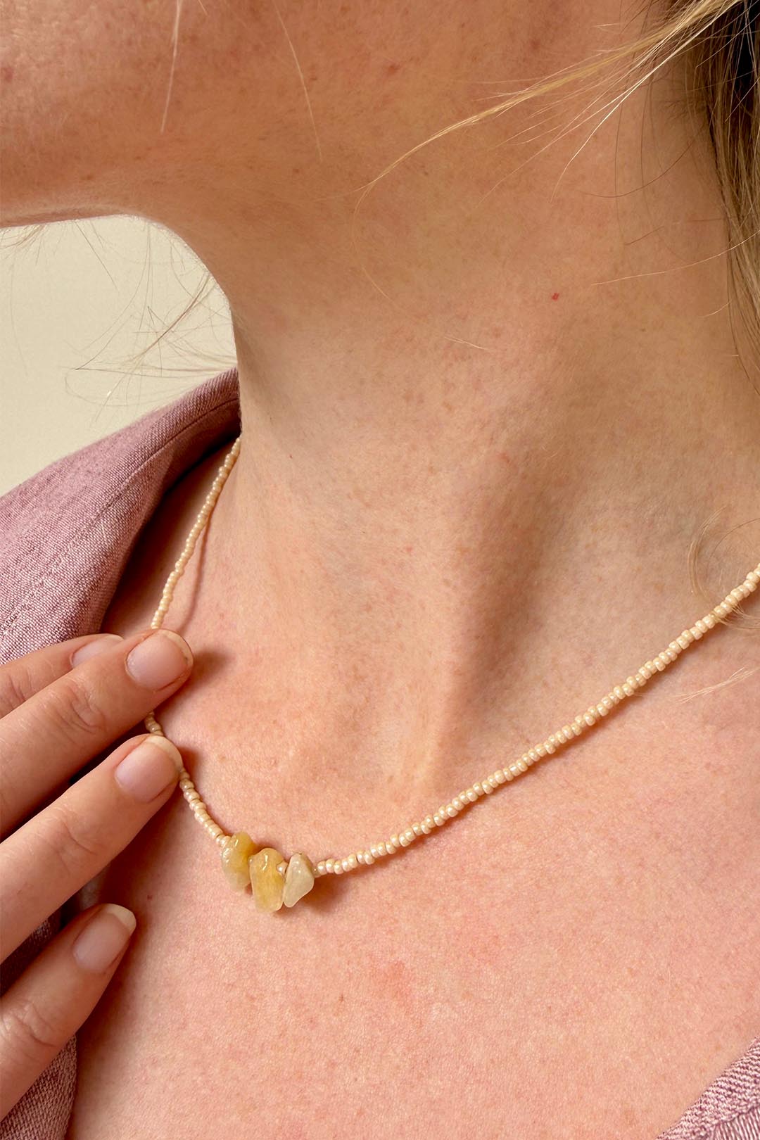Subtiele handgemaakte kralen ketting dames creme met gele splitsteen sur atelier